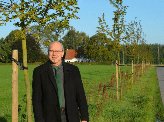 Schepen Jan Martens aan de nieuwe aanplant aan de Rooberg.